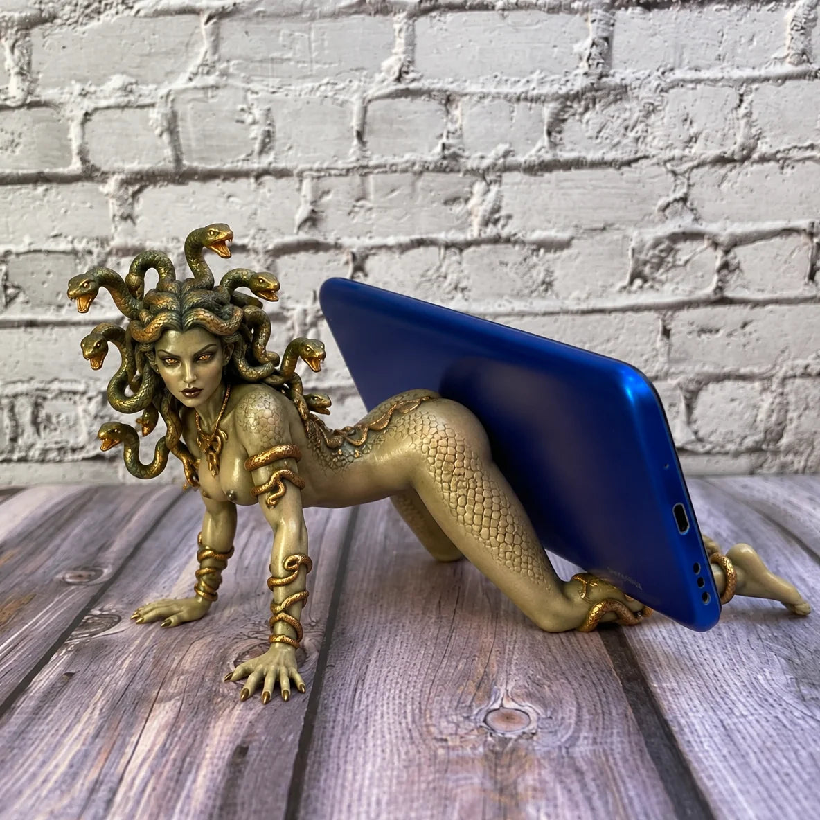 🔥Limited time 70% OFF -🐍Medusa's Gaze Phone Holder – Greek Mythology Snake-Hair Sculpture & Gothic Desk Decor